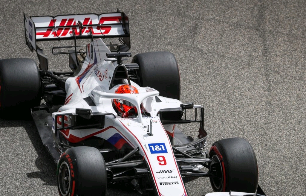 包含哈斯车队轻取梅赛德斯，诺里斯统治全场的词条