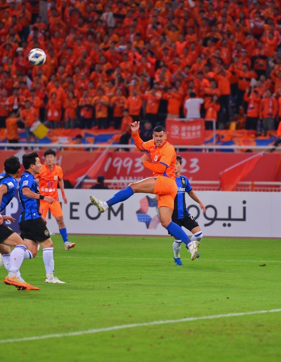 顶尖对抗！足球职业赛事场上飙走