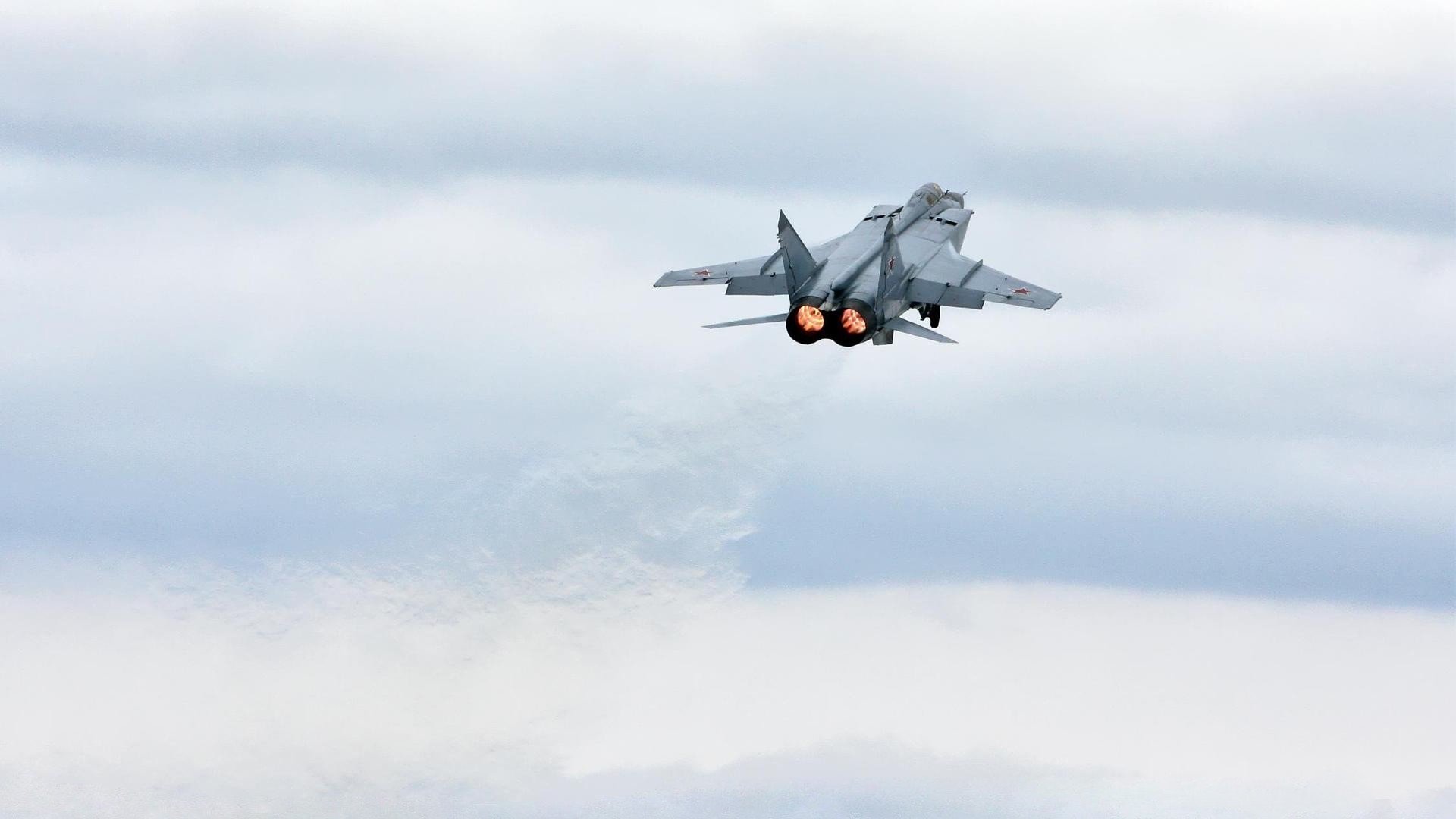 冰与火的碰撞，冰岛火山爆发火力全开，马丁内利攻防两端统治绿茵