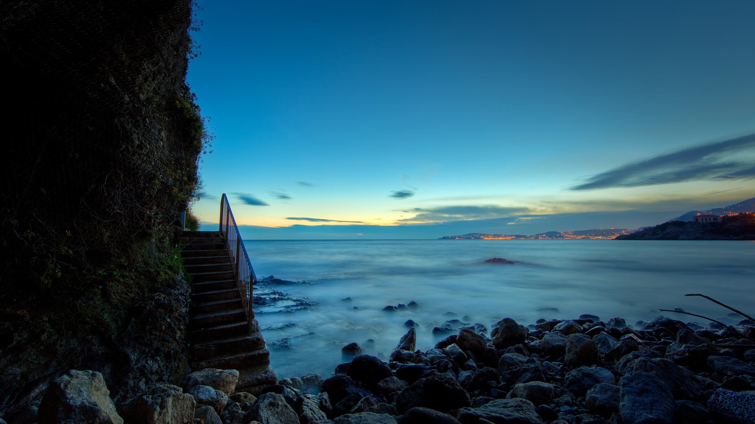 个人神迹与团队智慧的较量，乔治的存在感魔术何以封印雄鹿巨兽？